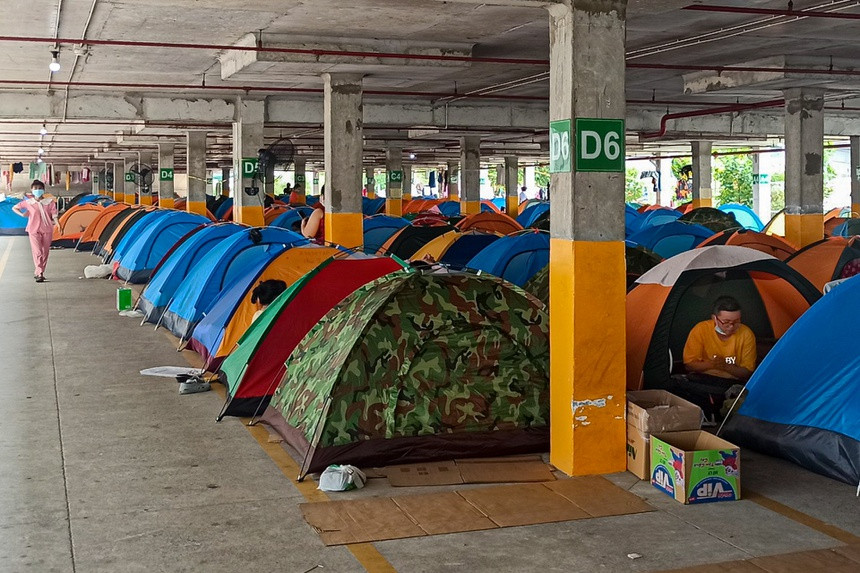 Hy sinh lợi ích kinh tế để chống dịch hay tiếp tục “3 tại chỗ”