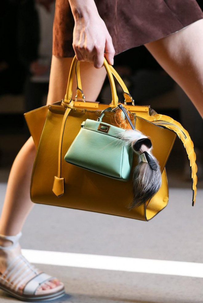 Vì sao những chiếc túi xách trên thế giới đang bé xíu lại, đến mức thành mặt dây chuyền?