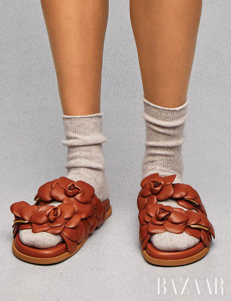 MANG DÉP LÊ VỚI TẤT: TƯỞNG NHƯ BẤT LỊCH SỰ MÀ LỊCH SỰ KHÔNG TƯỞNG