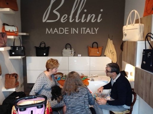 Các nhà sản xuất giày Italia kêu gọi EU xem xét lệnh trừng phạt 