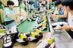  Bốn nhà máy sản xuất giày dép Hàn Quốc trở lại thị trường nội địa