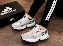 Tạm giữ hàng loạt sản phẩm có dấu hiệu giả mạo nhãn hiệu ADIDAS, Nike