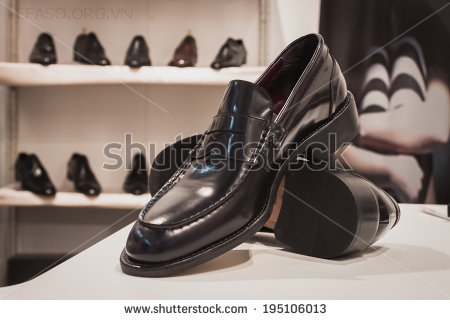 Tranh chấp thương mại giữa Nga và EU đe dọa 400 công ty giày Italia